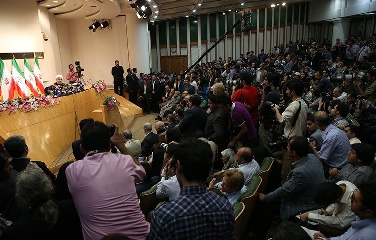 حواشی نخستین نشست خبری رئیس جمهور منتخب/از سورپرایز مجری برای حاضران تا توصیه خبرنگاران به نعمت​زاده