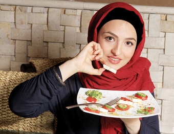 گلاره عباسی: با عمل زیبایی بازیگران مخالفم