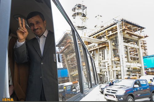 احمدی نژاد: اداره کشور یک ساعت بدون بنزین غیرممکن است/ شعار خودکفایی بنزین ما را برخی ها مسخره کردند