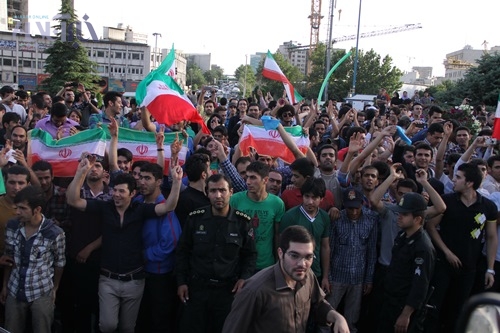 تصاویری از شادی‌های خیابانی مردم پس از صعود تیم ملی به جام جهانی