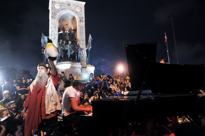 نواختن پیانو برای معترضین میدان تقسیم