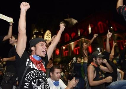 رئیس جمهور نگران در تلویزیون، معترضان خشمناک در خیابان