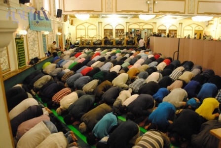 گردهمایی هر روزه مسلمانان انگلیس پس از 19 ساعت روزه داری
