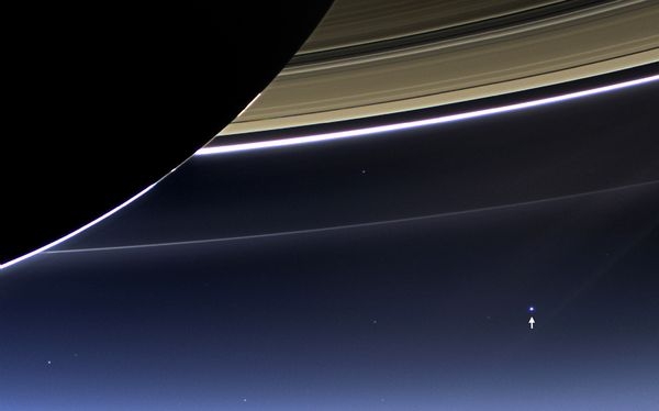 چشم‌انداز زمین از فاصله 700 تا 6,000,000,000 کیلومتری