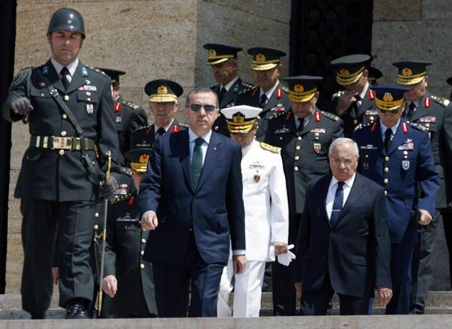 آنکارا راه را بر کودتای نظامیان بست/اردوغان برای یارگیری بین‌المللی تقلا می‌کند