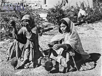 بعد از دیدن این عکس‌های قدیمی، سوالات خود را بپرسید/ غلامحسین ملک عراقی به کافه خبر می‌آید