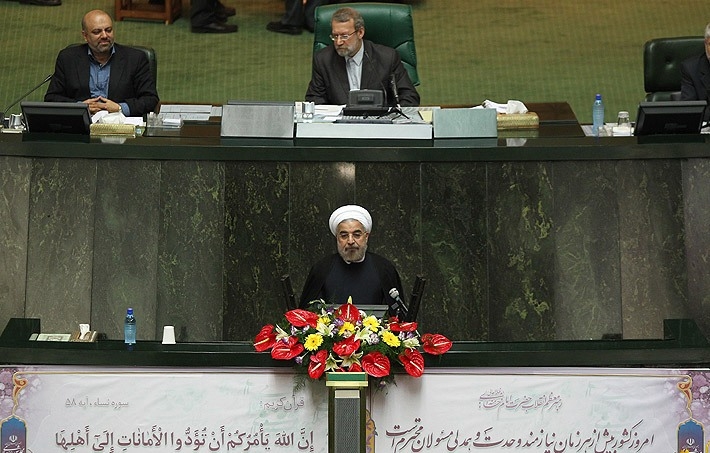تصاویری از حضور رئیس جمهور در جلسه دفاع از کابینه