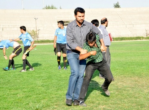 یک سال محرومیت برای مربی که داور را کتک زد