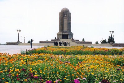 نظامی گنجوی از تفرش تا گنجه/ آیا آذربایجان می‌تواند هویت پارسی او را پاک کند؟