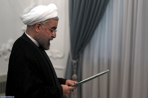 دقایقی پس از آغاز به کار مجلس، روحانی به جمع نمایندگان پیوست