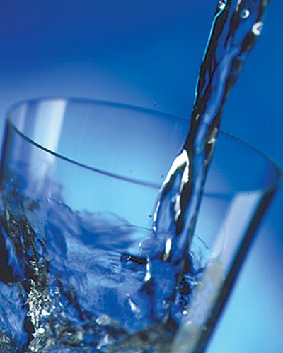 باور عمومی «نوشیدن روزانه 8 لیوان آب» درست نیست! 