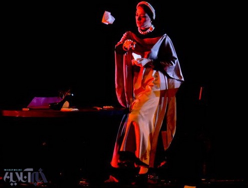 عکس‌های گلاب آدینه، بهنوش طباطبایی، بهزاد عبدی و مجید آقاکریمی روی صحنه تئاتر