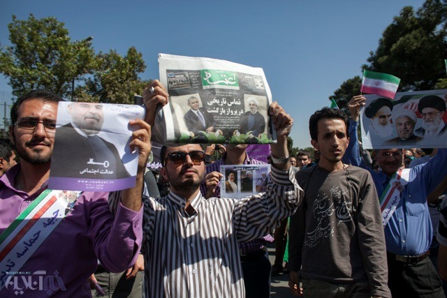 پوسترهای هاشمی و خاتمی در دستان استقبال کنندگان روحانی/ارباب کلیدها خوش آمدی