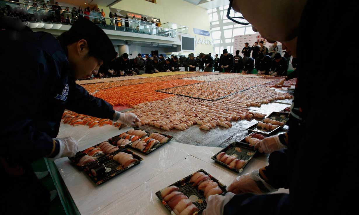 تصاویری از بزرگترین موزائیک ساخته شده از سوشی در هنگ کنگ  و ثبت در گینس
