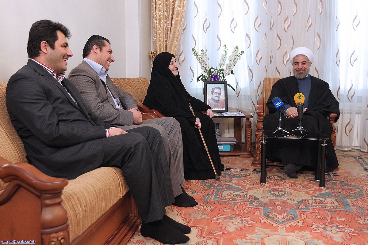 دیدار رییس جمهوری با خانواده شهید و جانباز ۷۰ درصد اهل تسنن