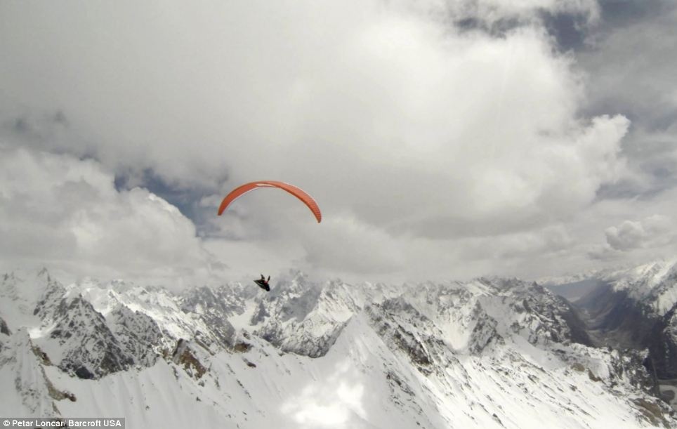 تصاویر بی نظیر از پاراگلایدینگ در ارتفاع 6 هزار متری ارتفاعات پاکستان وهندوستان