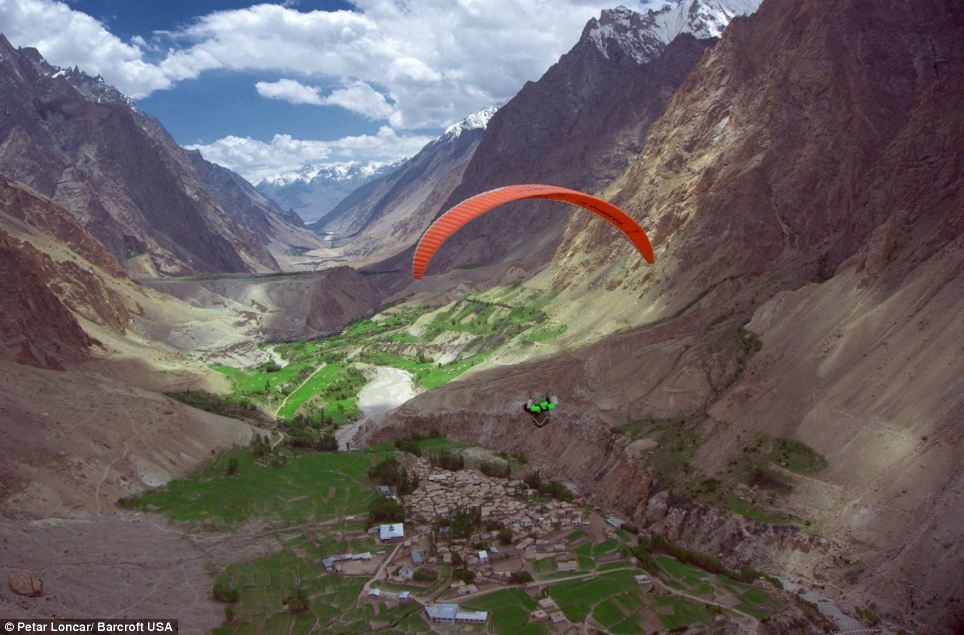 تصاویر بی نظیر از پاراگلایدینگ در ارتفاع 6 هزار متری ارتفاعات پاکستان وهندوستان