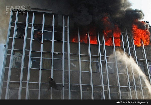 روایت یکی از بازمانده های آتش‌سوزی خیابان جمهوری از حادثه و سقوط دو زن