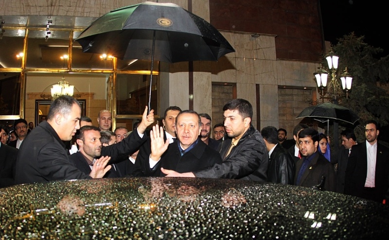 تصاویر نخست وزیر ترکیه در تهران/از ورود زیر باران تا استقبال رسمی در سعد آباد