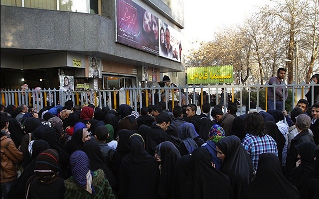 بلیت رایگان اصفهانی‌ها را به تماشای فیلم کشاند /  ازدحام مردم نصف جهان در مقابل سینماها