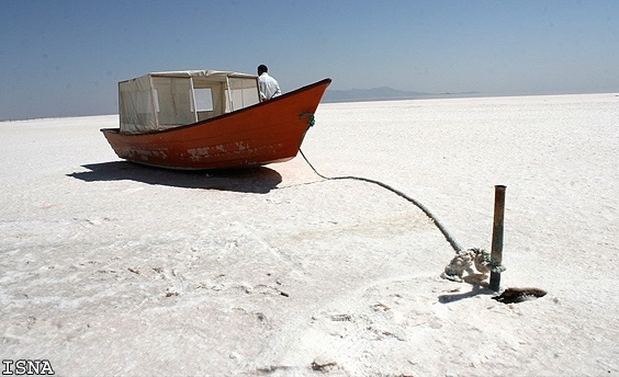 نکاشت، دریاچه ارومیه را زنده می‌کند؟/ کردوانی: دریاچه نمک‌زار شد، فایده ندارد/ کلانتری: راهی برایمان نمانده