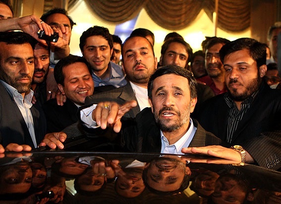 خیز احمدی نژاد برای مجلس دهم/دیدار با حسن خمینی، یک پیشنهاد به صادق خرازی و رایزنی در جامعه روحانیت 