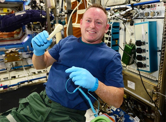 فضانوردان ایستگاه فضایی بین‌المللی با چاپگر سه‌بعدی، ابزار زندگی می‌سازند