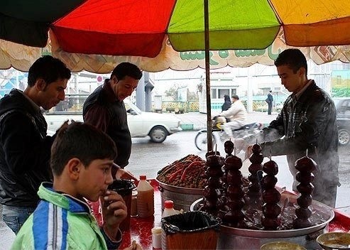 نگاهی به دست‌فروشان پرطرفدار شب‌های سرد/ هر ظرف باقالی ۲ تا ۱۰ هزار تومان