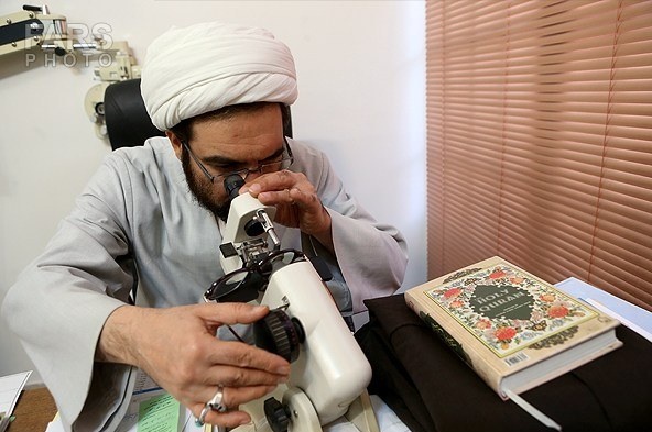 وقتی یک روحانی چشم پزشک می شود 