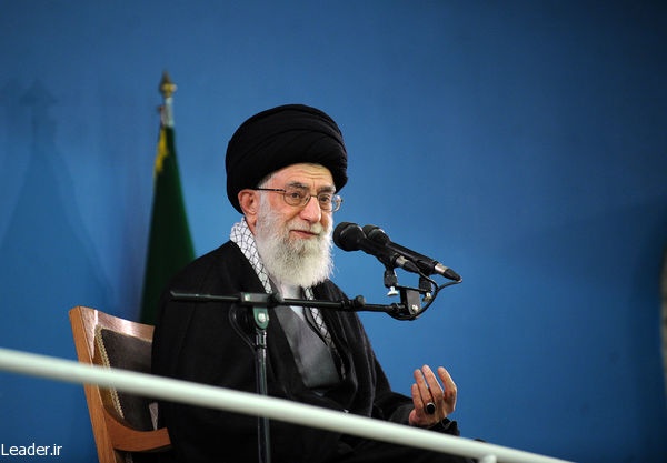 رهبرانقلاب:بعضی ازمسئولین دولت قبلی وفعلی فکر می​کنند اگردرموضوع هسته​ای مذاکره کنند مسئله حل می​شود