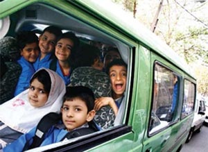 قوانین حمل کودک با اتومبیل در دیگر کشورها چگونه است؟/ پنج نفر در صندلی عقب یا صندلی مخصوص؟