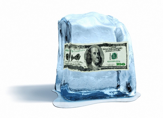 Заморозка денег. Замороженные деньги. Замораживание денег. Замороженный рубль. Деньги во льду.