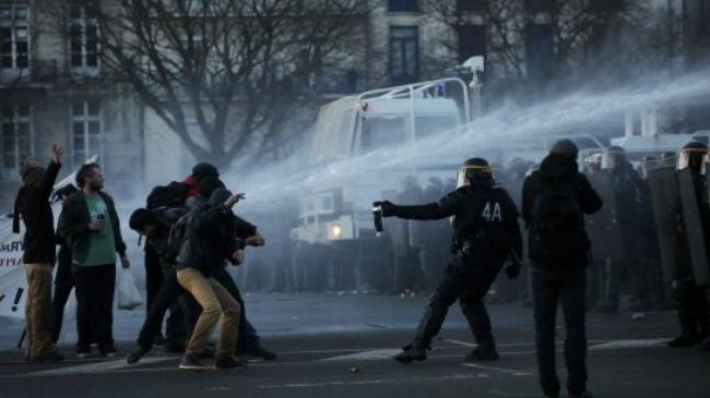 فرانسه ناآرام شد/ حمله پلیس به معترضان