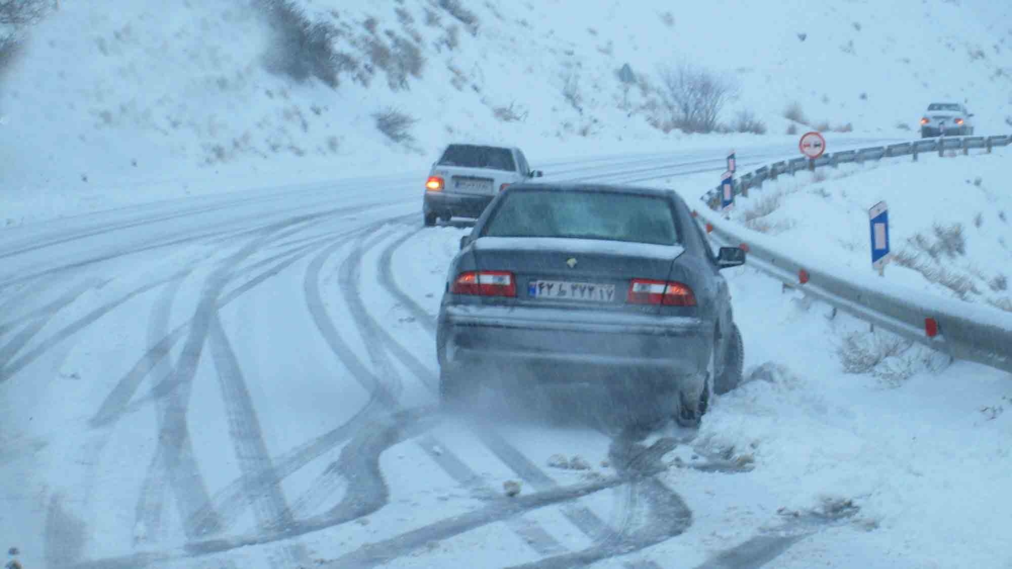 ترافیک نیمه سنگین در جاده کرج- چالوس/بارش برف و باران در جاده های 3 استان کشور