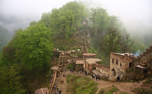 زمانی برای طبیعت گردی/قلعه رودخان، سایه گذشته