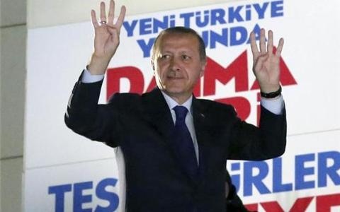 اردوغان پرچم پیروزی را بالا برد 