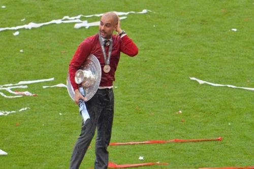 وقتی جام بوندسلیگا از دست گواردیولا افتاد!