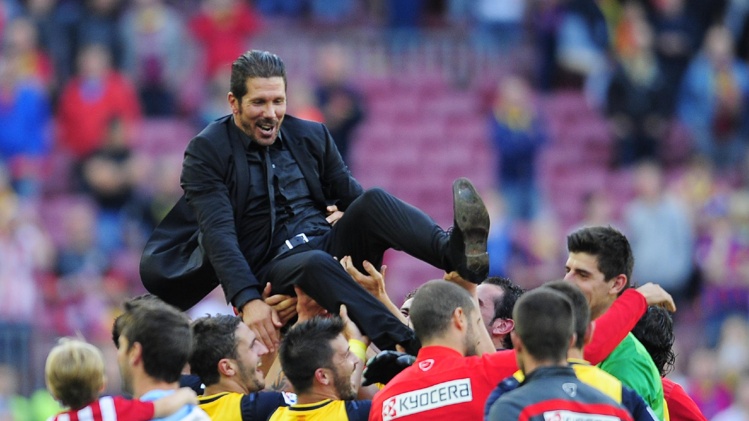 گریه دیگو سیمئونه در آغوش پدر