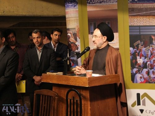 بازدید سیدمحمد خاتمی از نمایشگاه‌ خیریه سهیل محمودی