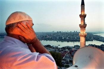 محدودیت‌های جدید برای قاریان مصری به دلیل اذان گفتن به سبک شیعیان 