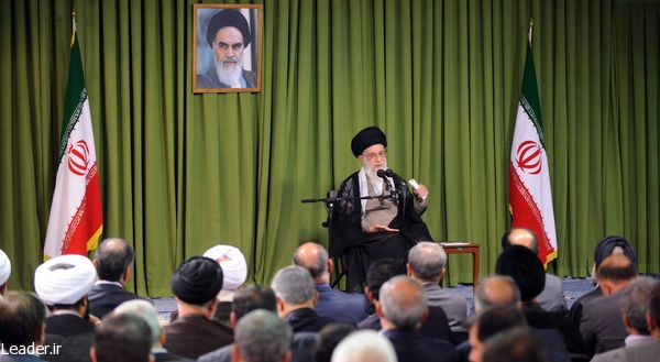 رهبر معظم انقلاب: تئوریزه کردن سازش و تسلیم مقابل زورگویان خیانت است