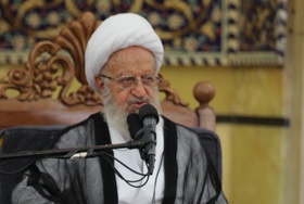 انتقاد آیت‌الله مکارم‌ شیرازی از نوع پوشش جوانان / چرا جوان باید به پاره بودن لباسش افتخار کند؟