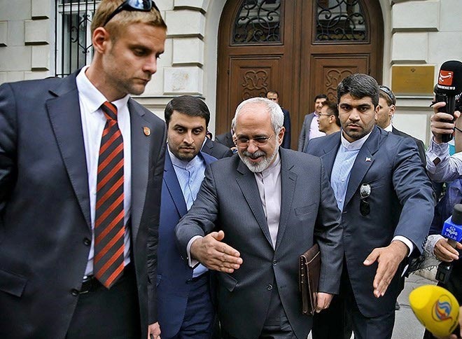 آغاز نشست ایران،آمریکا و اشتون/ تمایل کری به همکاری ایران و عراق/ ظریف: مذاکرات متفاوت از گذشته نیست