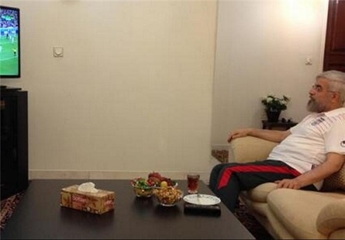 تصویر رئیس جمهور با لباس تیم ملی  در حال تماشای بازی ایران-نیجریه/ «به بازیکنان مان افتخار می کنم»