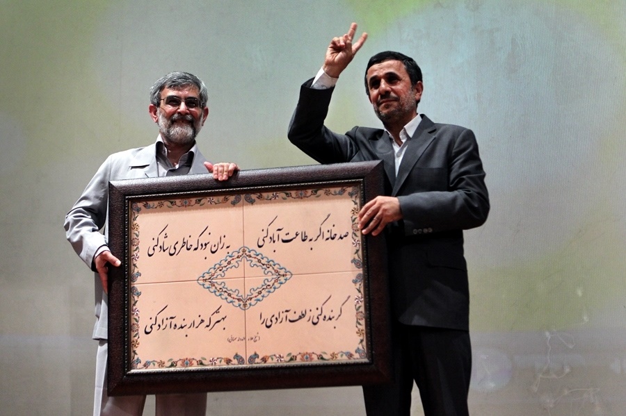 دفاع احمدی نژاد و الهام از دولتهای نهم و دهم/ منحرفان توان توقف حرکتمان را ندارند
