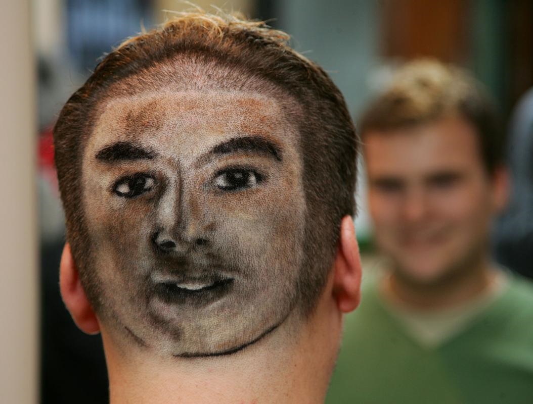  تصاویری دیدنی از طراحی عکس فوتبالیست‌ها بر سر تماشاگران