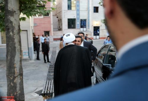 احمدی نژاد به افطاری مرکز اسناد انقلاب اسلامی رفت