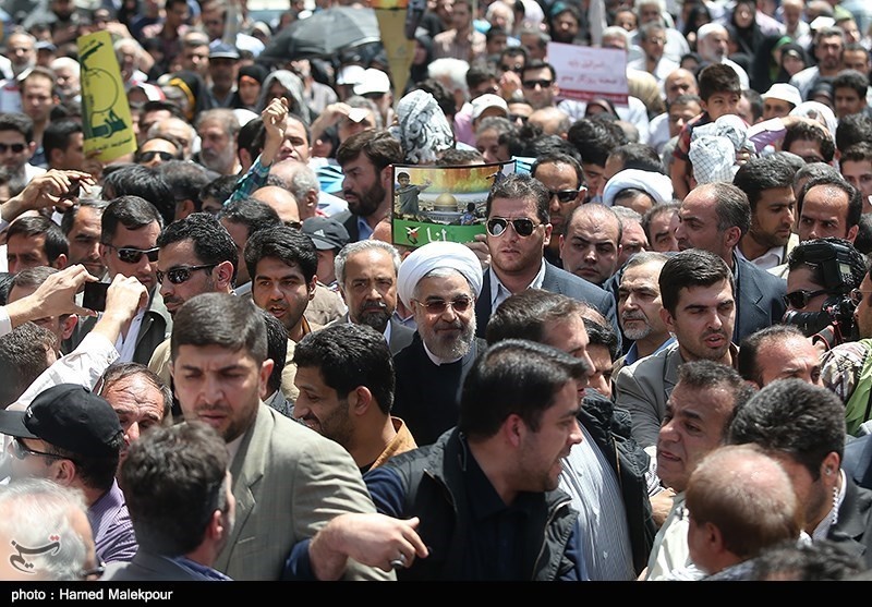 رئیس جمهور همراه چه کسانی به جمع تظاهرکنندگان پیوست؟ 