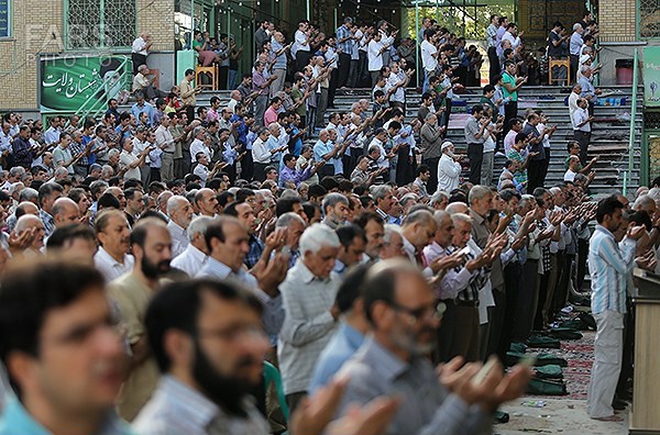 حاشیه های نماز عیدفطر/امام جمعه‌ای روی صندلی، مسئولی با لباس غیر رسمی، روبوسی بعد از تکبیر نماز