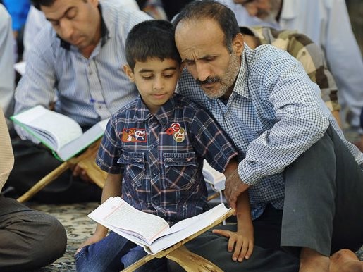 پاداشی که خدا برای تعلیم قرآن به فرزندان می دهد چیست؟